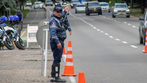 La medida se divide en dos franjas, las cuales determinan qué vehículos pueden entrar según el número con el que termina su placa.