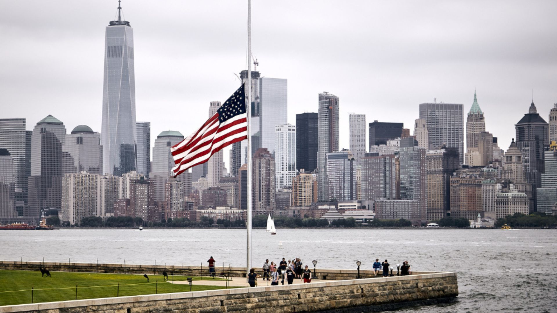 Con la nueva política, todos estos solicitantes tendrán que renovar su autorización cada tanto.
