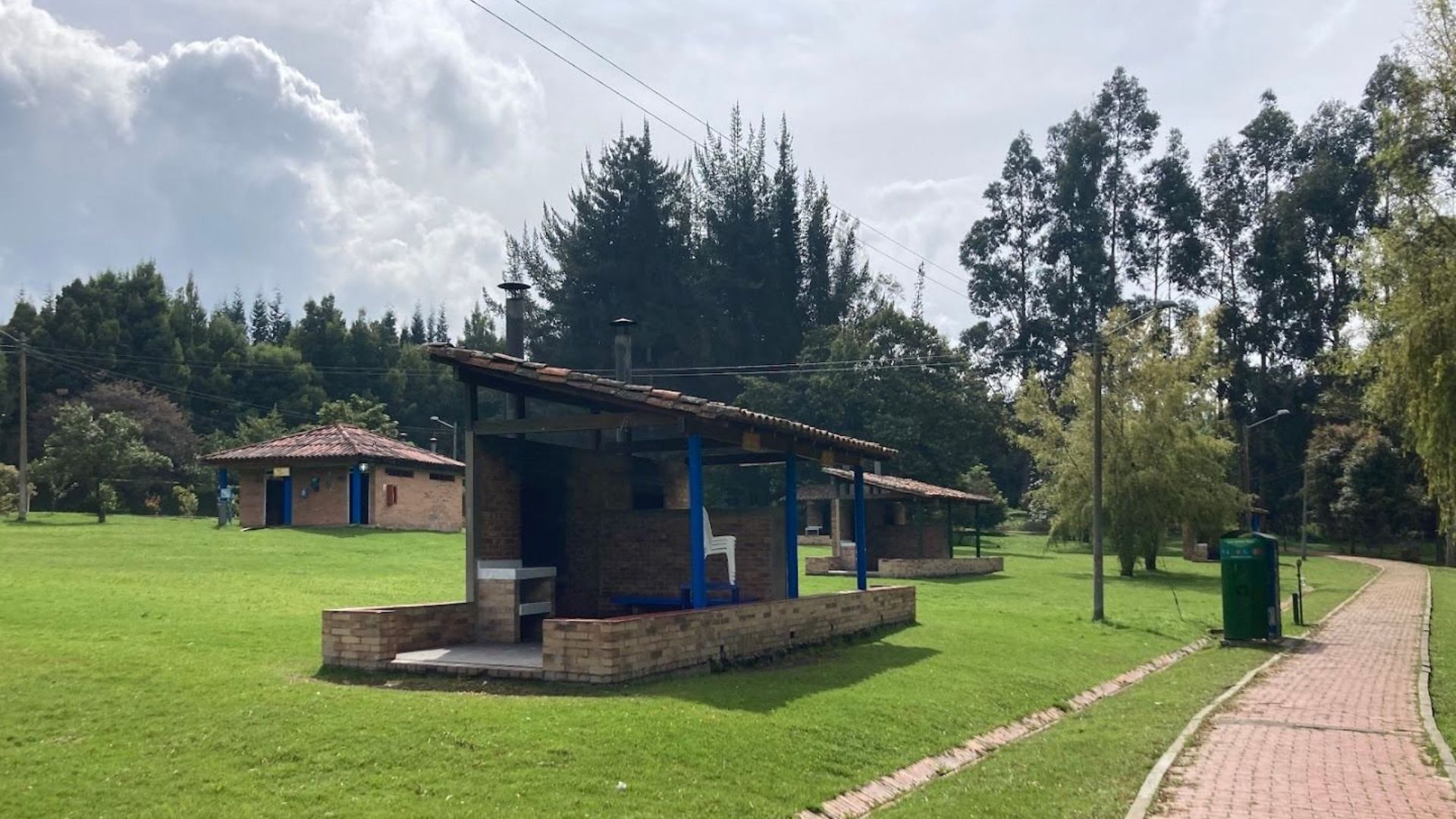 Sopó también es uno de los mejores puntos de parapente en Cundinamarca, con vuelos en tándem para principiantes. 
