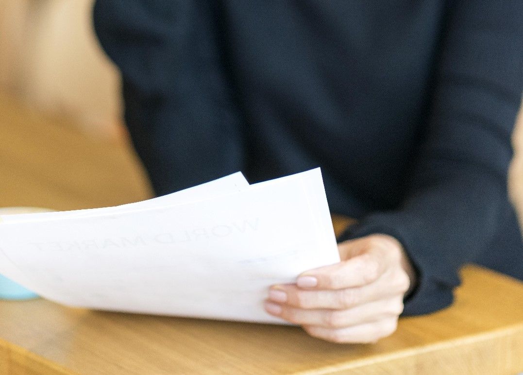 Para evitar la sanción y el riesgo de inmovilización, la Secretaría de Movilidad recomienda que los propietarios adelanten de inmediato el trámite de traspaso a nombre del actual poseedor.