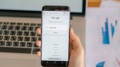 Interfaz del nuevo autocompletado mejorado de Chrome con documentos personales listos para llenar formularios en un clic.