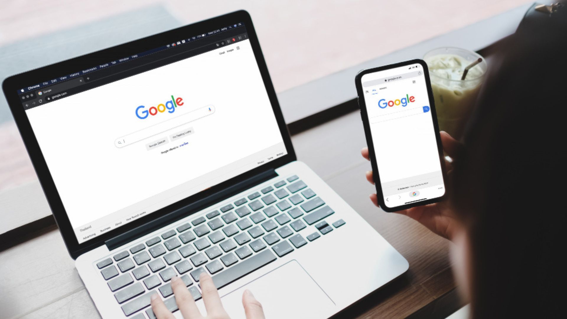 Google Wallet integrado al navegador permite completar datos de viaje, tarjetas y licencias sin escribir manualmente.