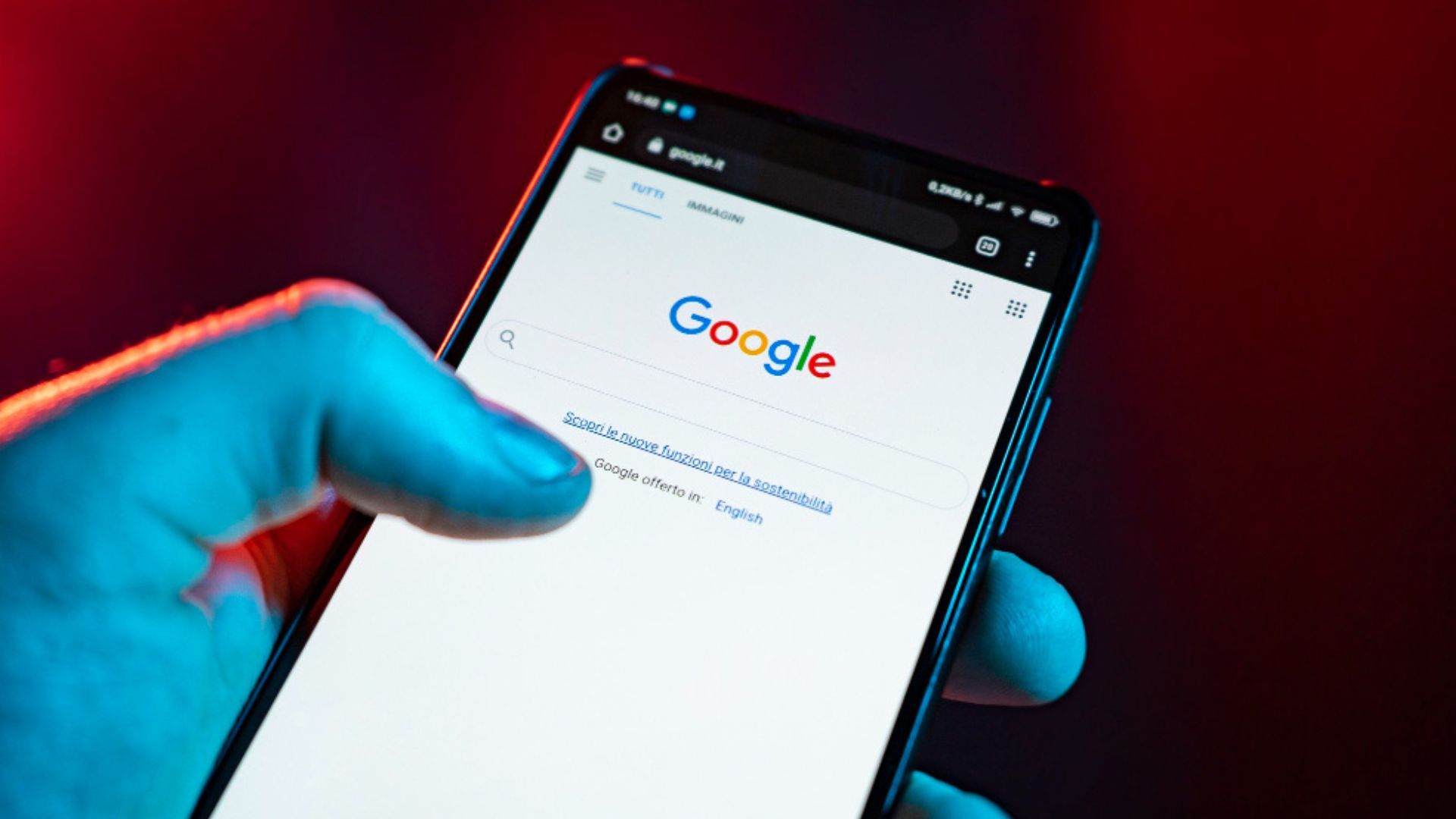 Google Wallet integrado al navegador permite completar datos de viaje, tarjetas y licencias sin escribir manualmente.