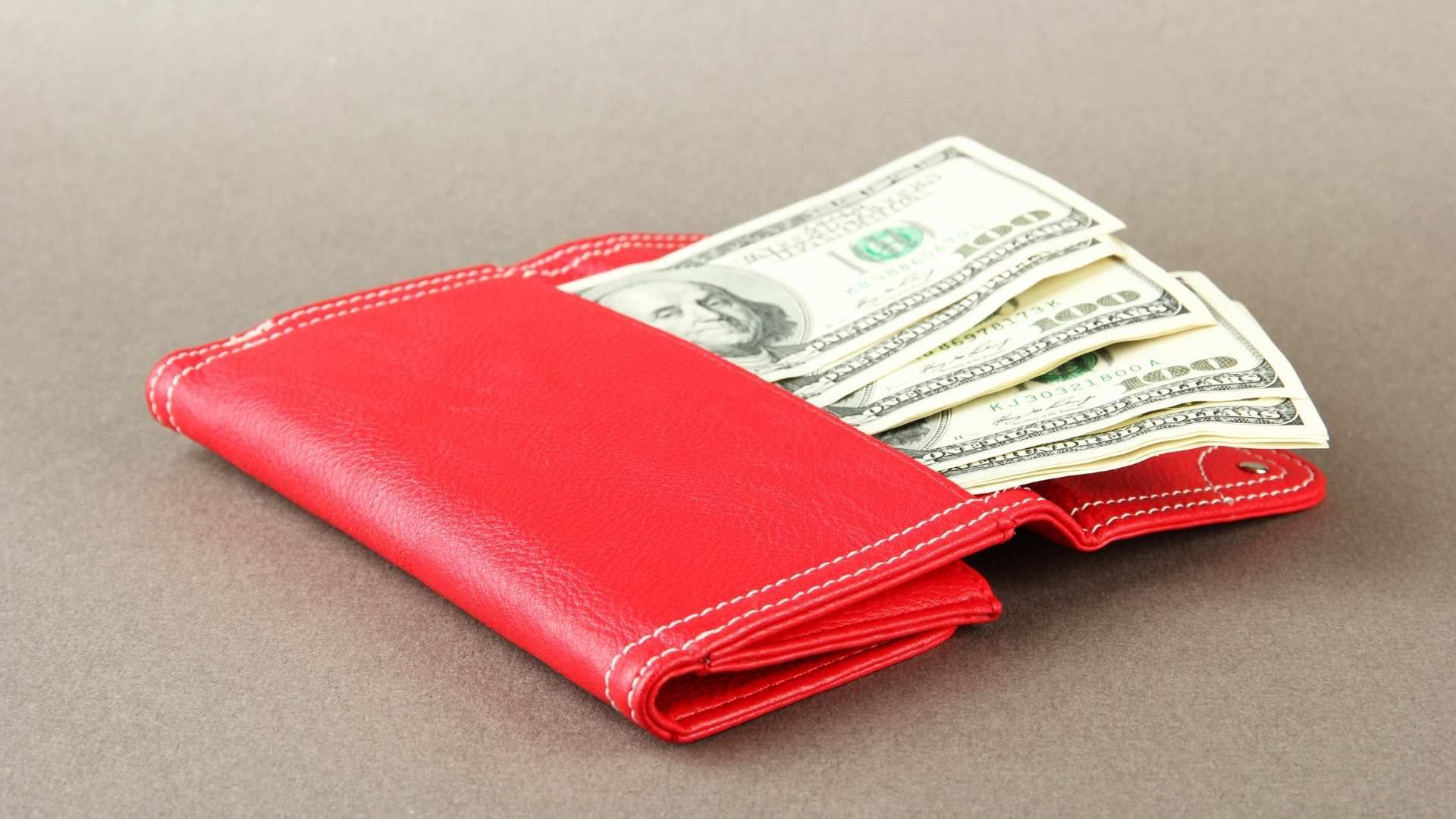 El uso de una billetera roja forma parte de las recomendaciones del feng shui para atraer dinero.