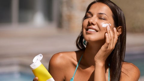 Dermatólogos explican qué función cumple el protector solar y si debe aplicarse durante la noche.