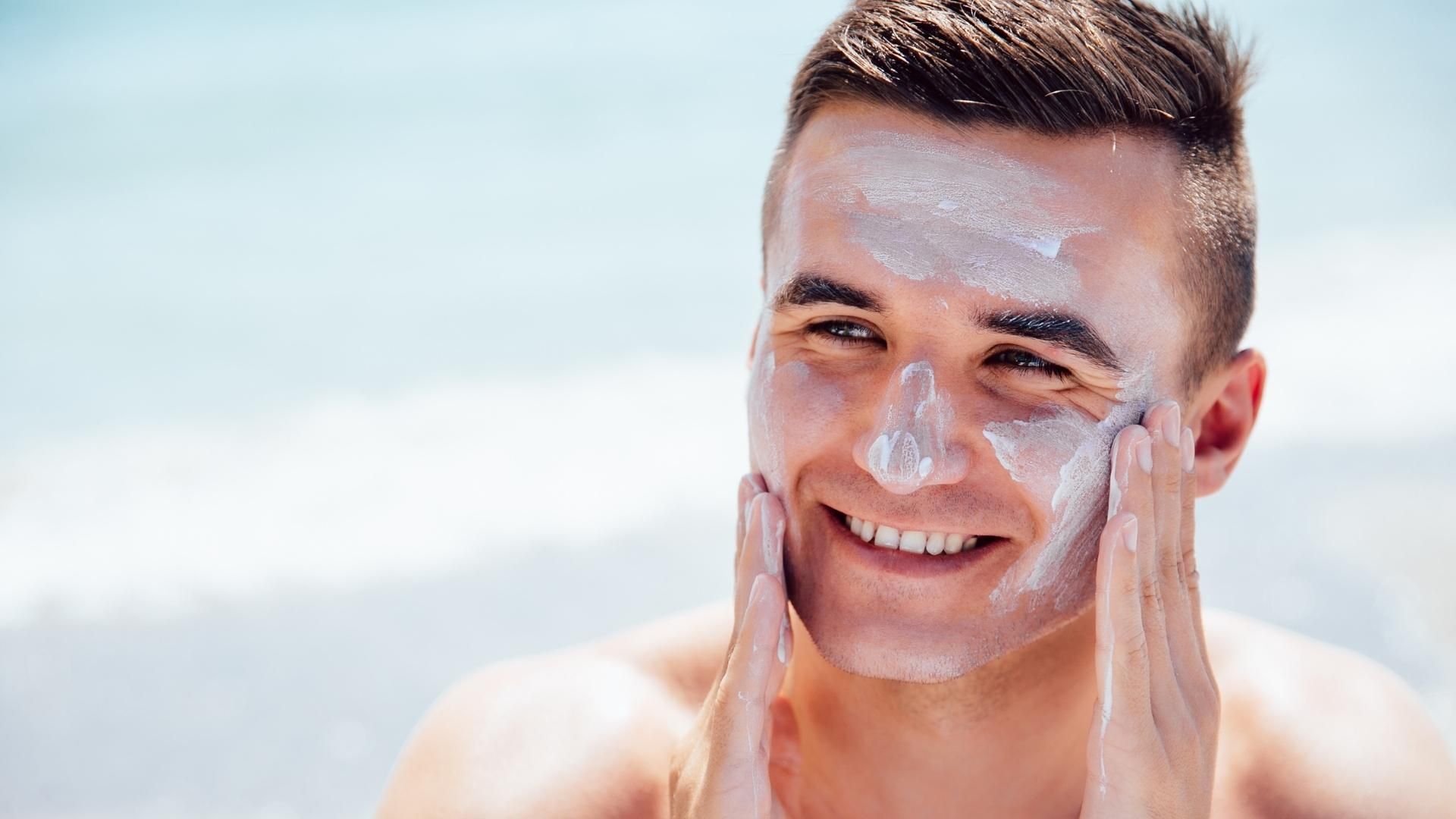 El debate sobre el uso nocturno del protector solar sigue creciendo entre usuarios y especialistas.