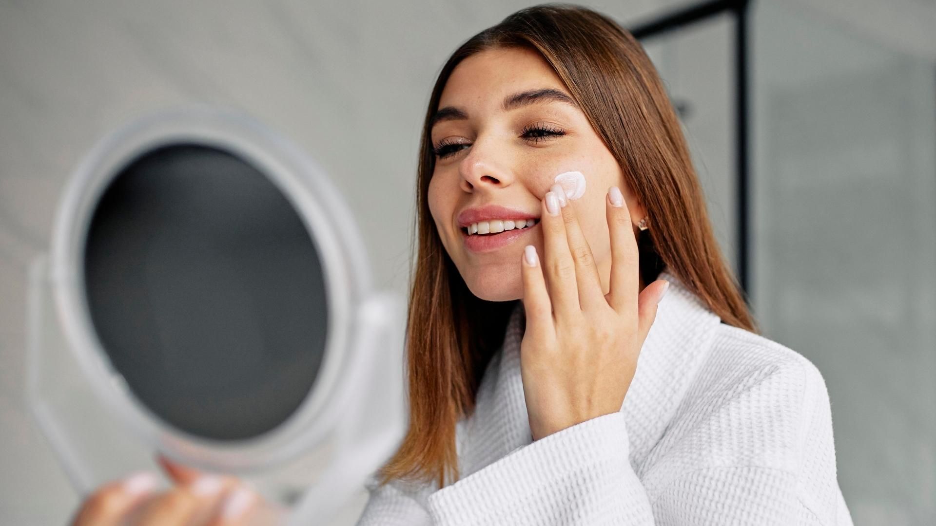 Dermatólogas explican cuándo el protector solar aporta beneficios reales y cuándo no es necesario.