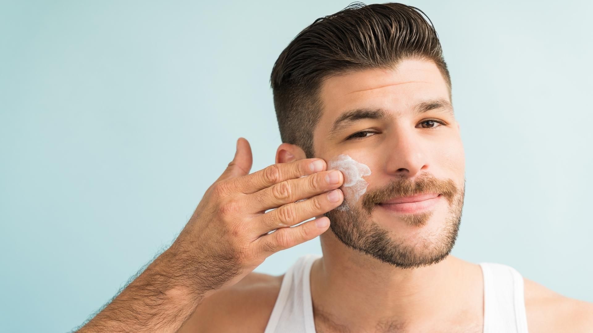 Expertas aclaran si la luz de pantallas justifica aplicar protector solar antes de dormir.