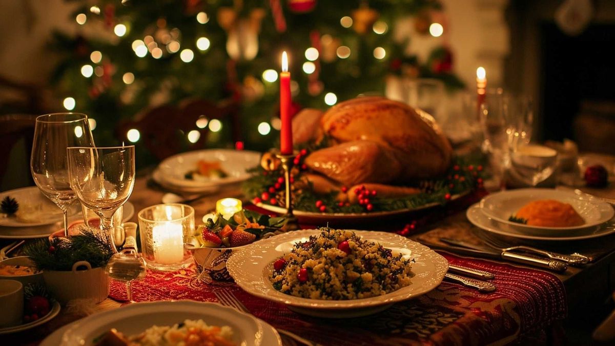 Ensalada navideña servida sobre hojas verdes, lista para acompañar la cena de Nochebuena.