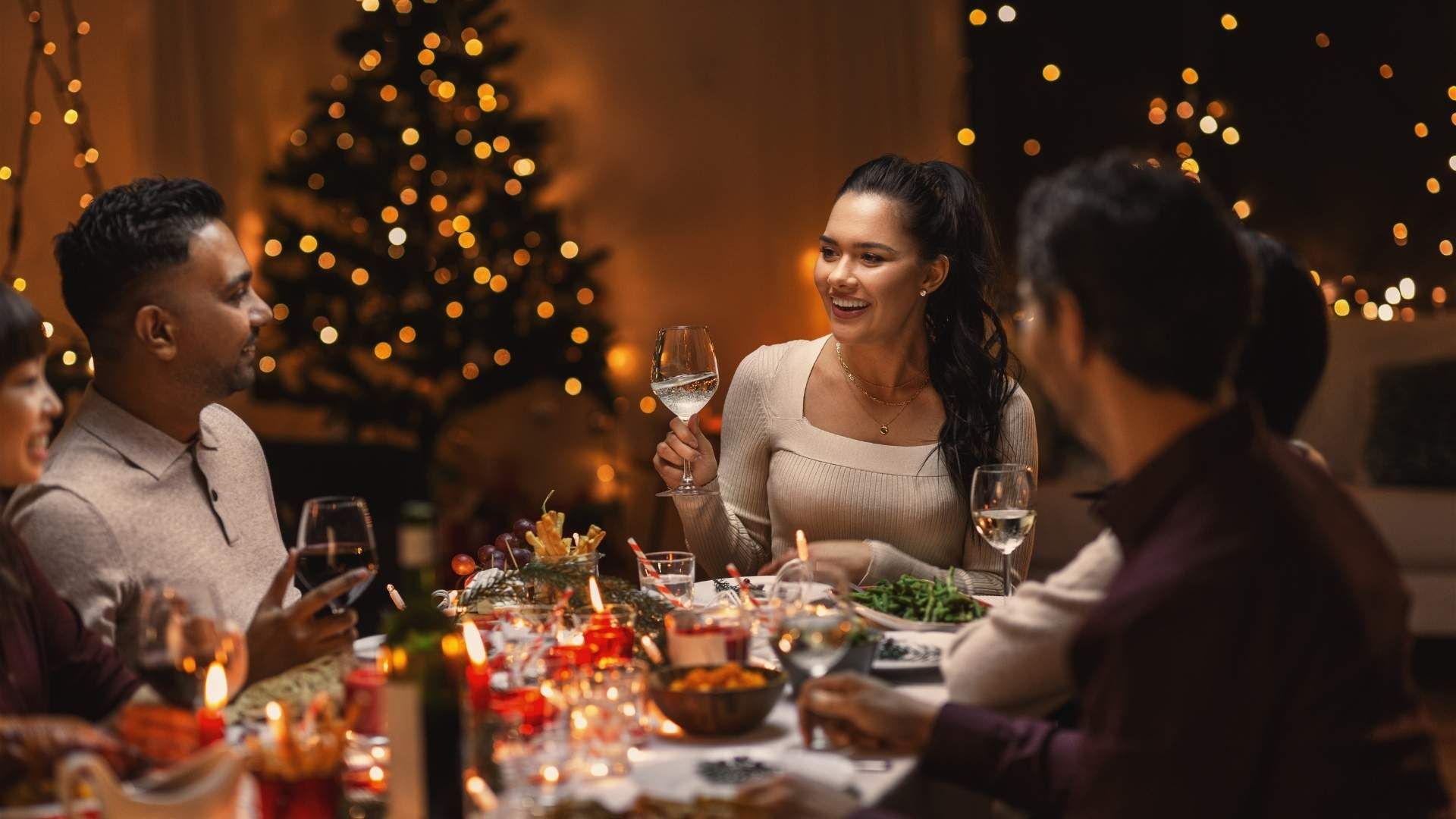 Ensalada navideña con frutas y langostinos, una opción preparada para acompañar la cena de Nochebuena.