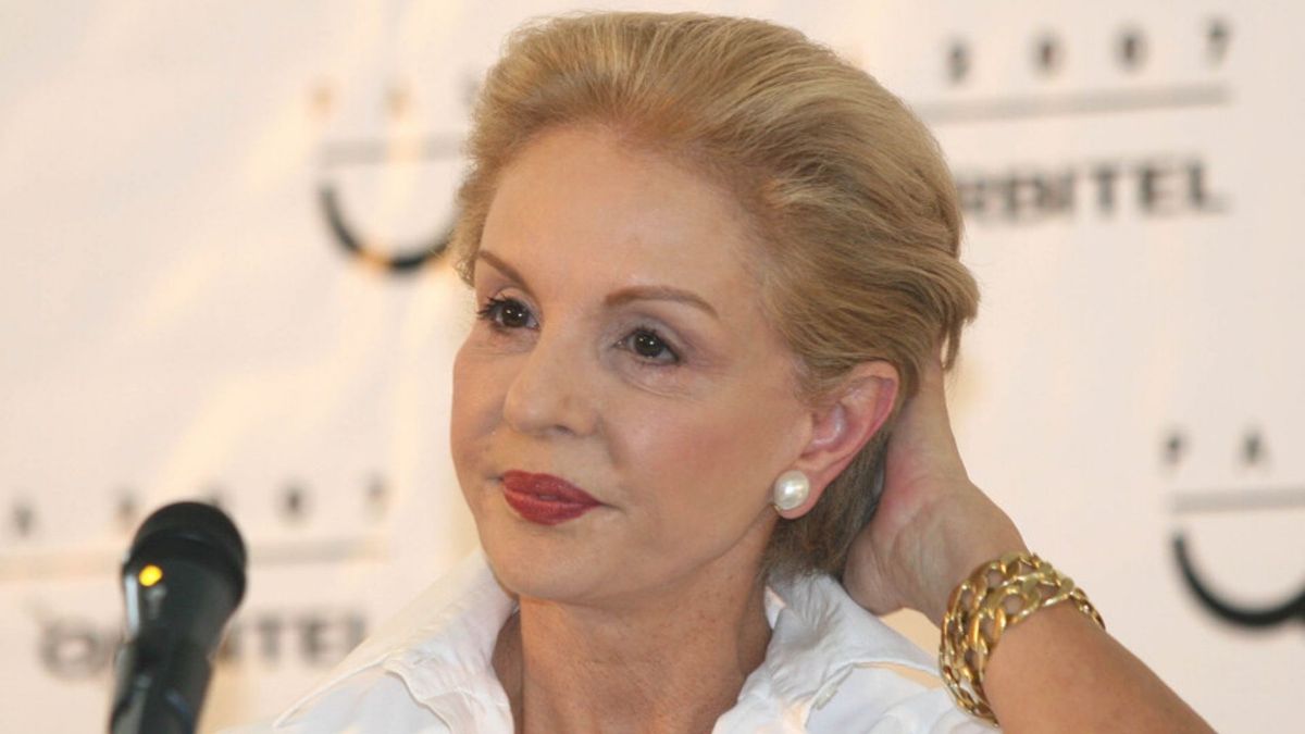 La propuesta de blusa para cerrar 2025 retoma elementos clave del archivo de Carolina Herrera.