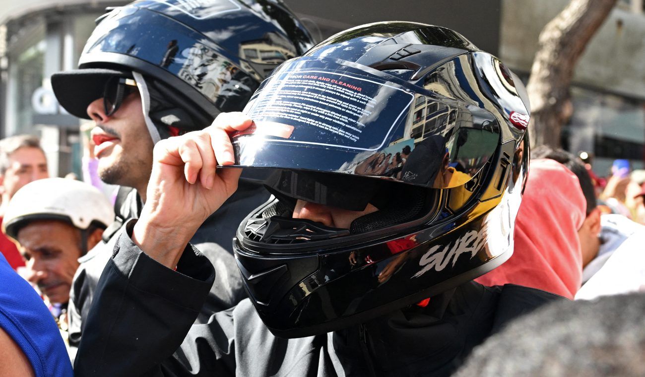 La líder opositora llegó en moto poco después de las 2:00 de la tarde, con chaqueta negra y casco que la ocultaban entre la multitud.