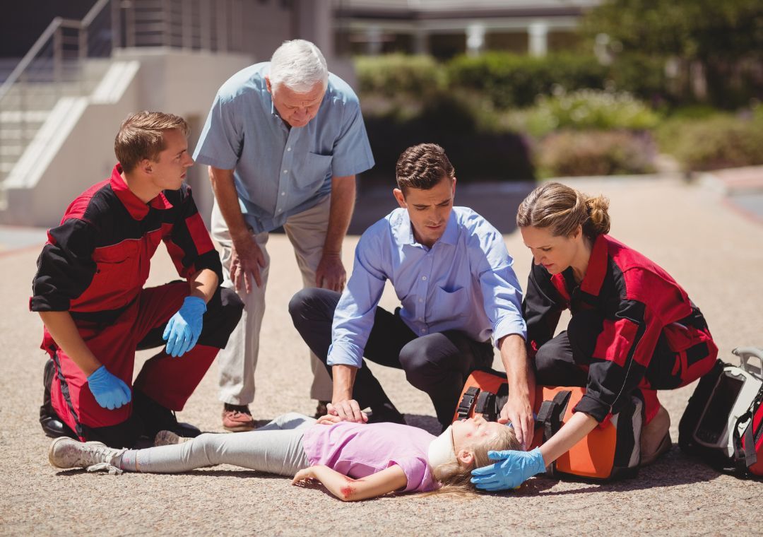 Ayude a personas que puedan requerir apoyo en la superficie, no bajo escombros.