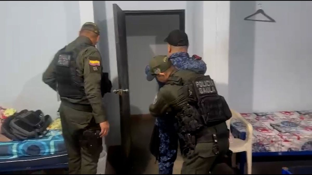 Seis guardias activos del INPEC facilitaban el ingreso de equipos y accesorios tecnológicos que permitieron a los delincuentes operar desde el interior de la cárcel de mediana y máxima seguridad Doña Juana de La Dorada.