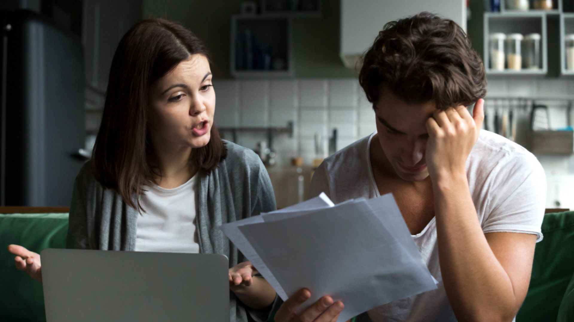 Uno de los casos más recientes se dio a conocer a través de TikTok. Un comerciante publicó un video en el que muestra un billete de $50.000 con el serial CB97627439. 