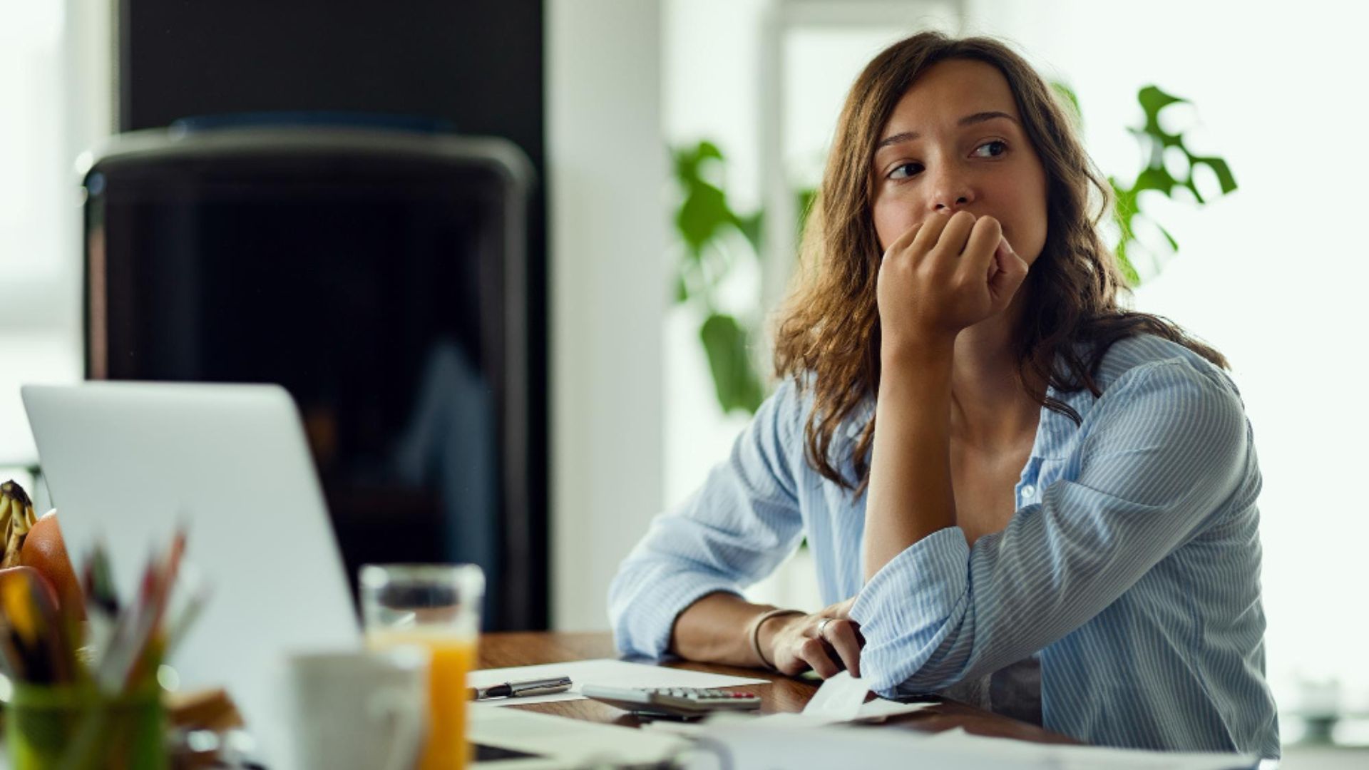 Aunque los reportes en redes ayudan para mantenerse alerta, es mejor verificar para que un billete falso no siga circulando.