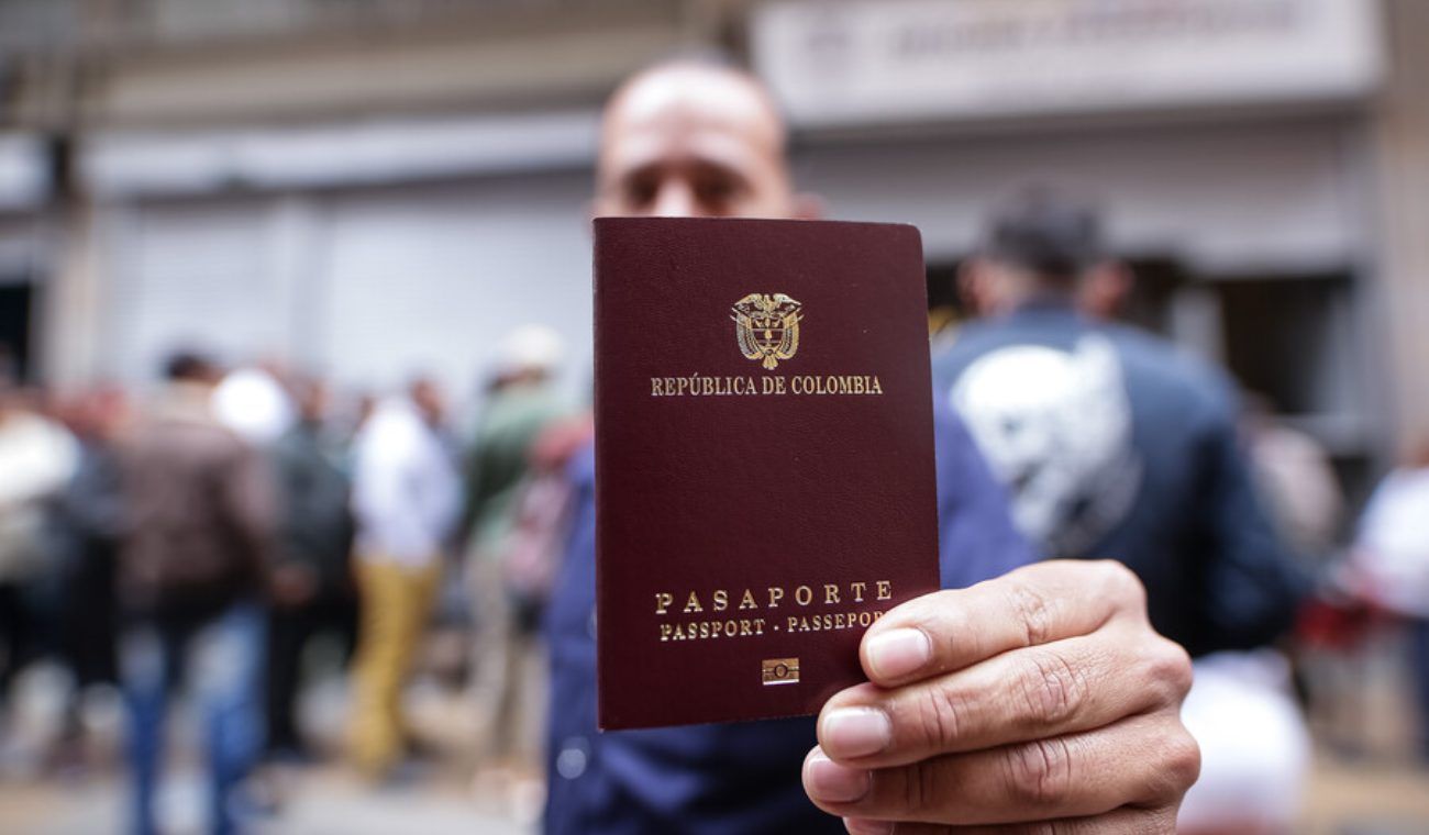 Entre los daños por los que le pueden rechazar el pasaporte es la presencia de manchas o falta de hojas.