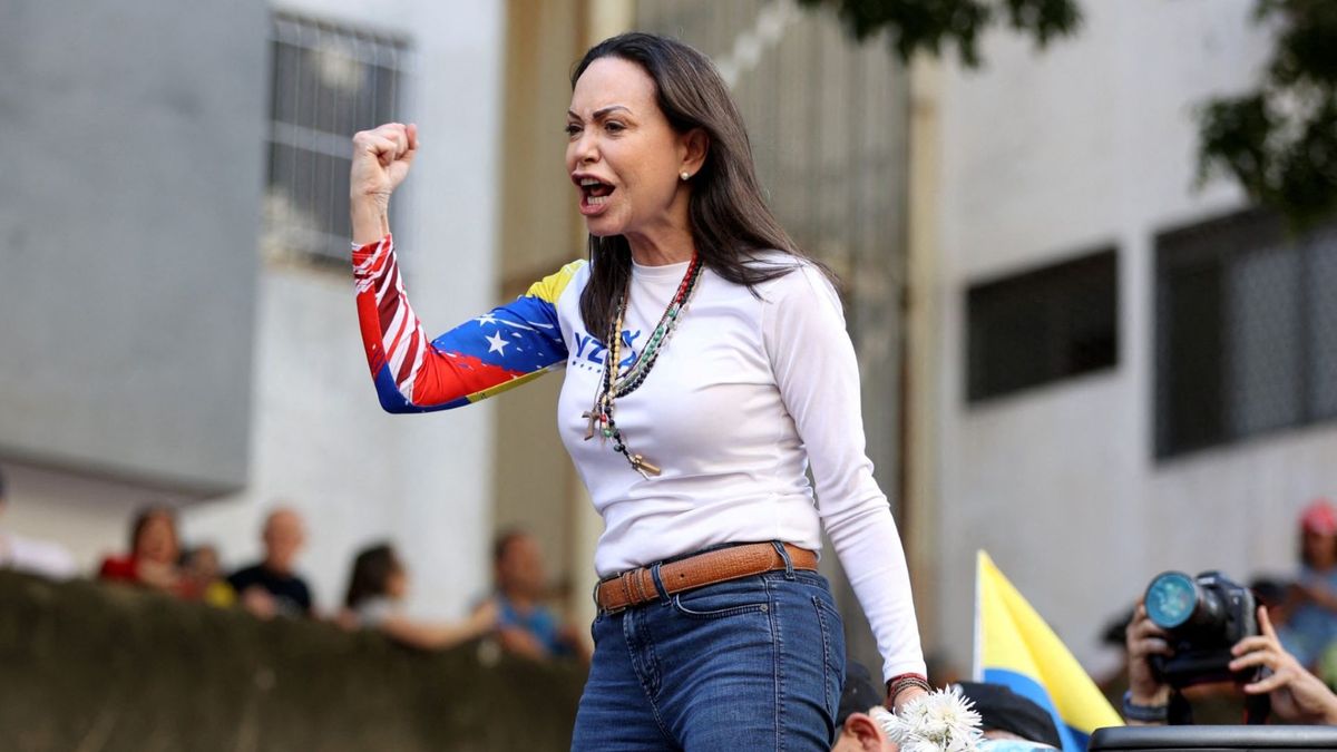 Machado salió de Venezuela tras permanecer en la clandestinidad desde agosto de 2024 y se reencontró en territorio europeo con su familia, a quienes no veía desde hace 16 meses.