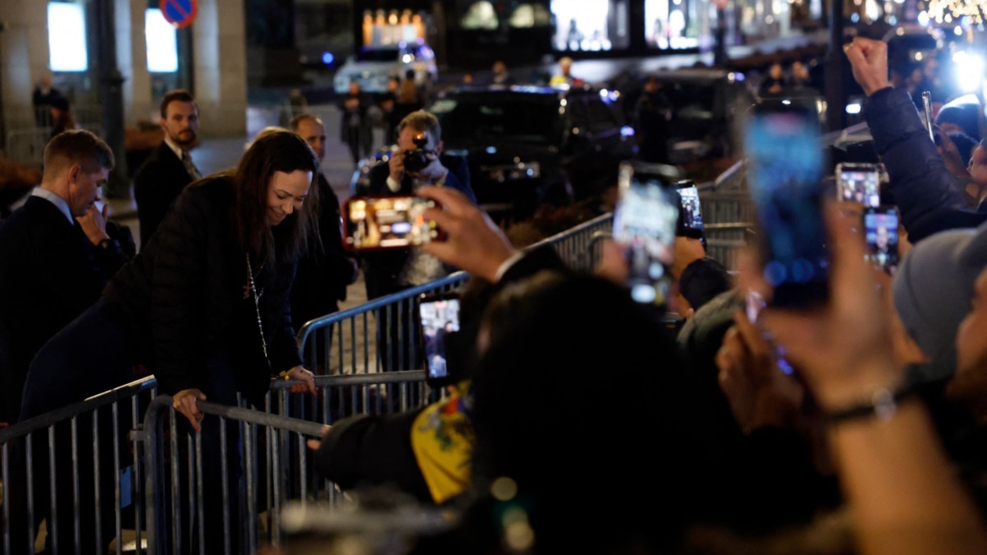 María Corina Machado saludando en Noruega a quienes la apoyan.