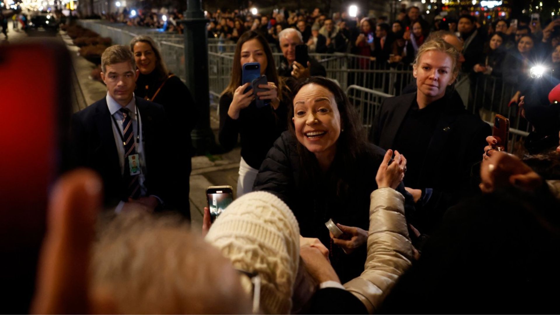 María Corina Machado saludando y abrazando a sus seguidores.