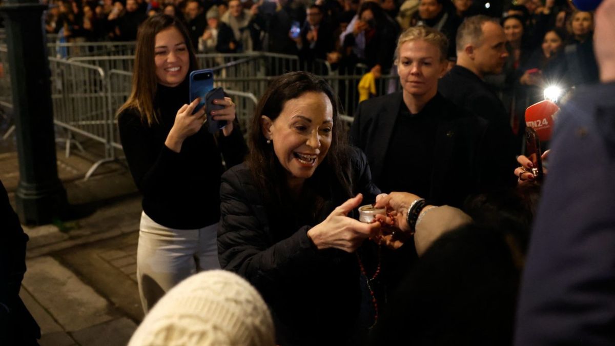 Este miércoles 10 de diciembre, Machado, al llegar a Oslo, salió al balcón del Grand Hotel para saludar.