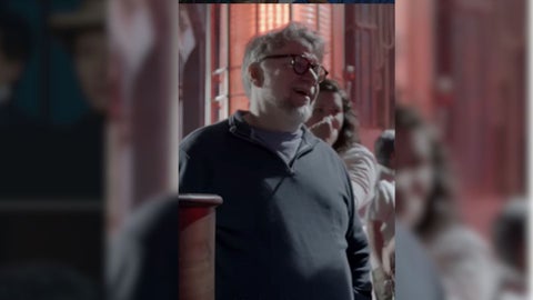 Guillermo del Toro vuelve a la temporada de premios con Frankenstein, nominada a mejor dirección en los Globos de Oro 2025.