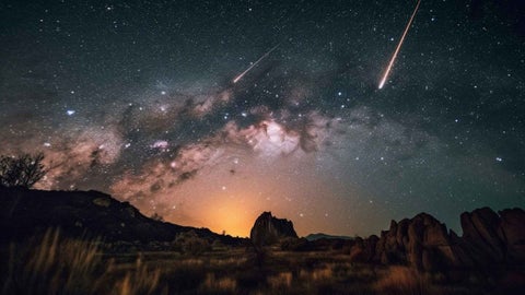 Meteoros de la lluvia Gemínidas cruzan el cielo nocturno en su periodo de mayor actividad de diciembre.