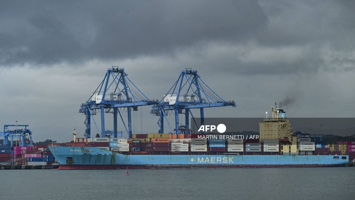 Personal militar estadounidense inspecciona el buque petrolero incautado en el Caribe.