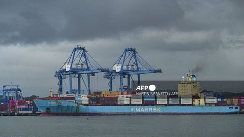 Personal militar estadounidense inspecciona el buque petrolero incautado en el Caribe.