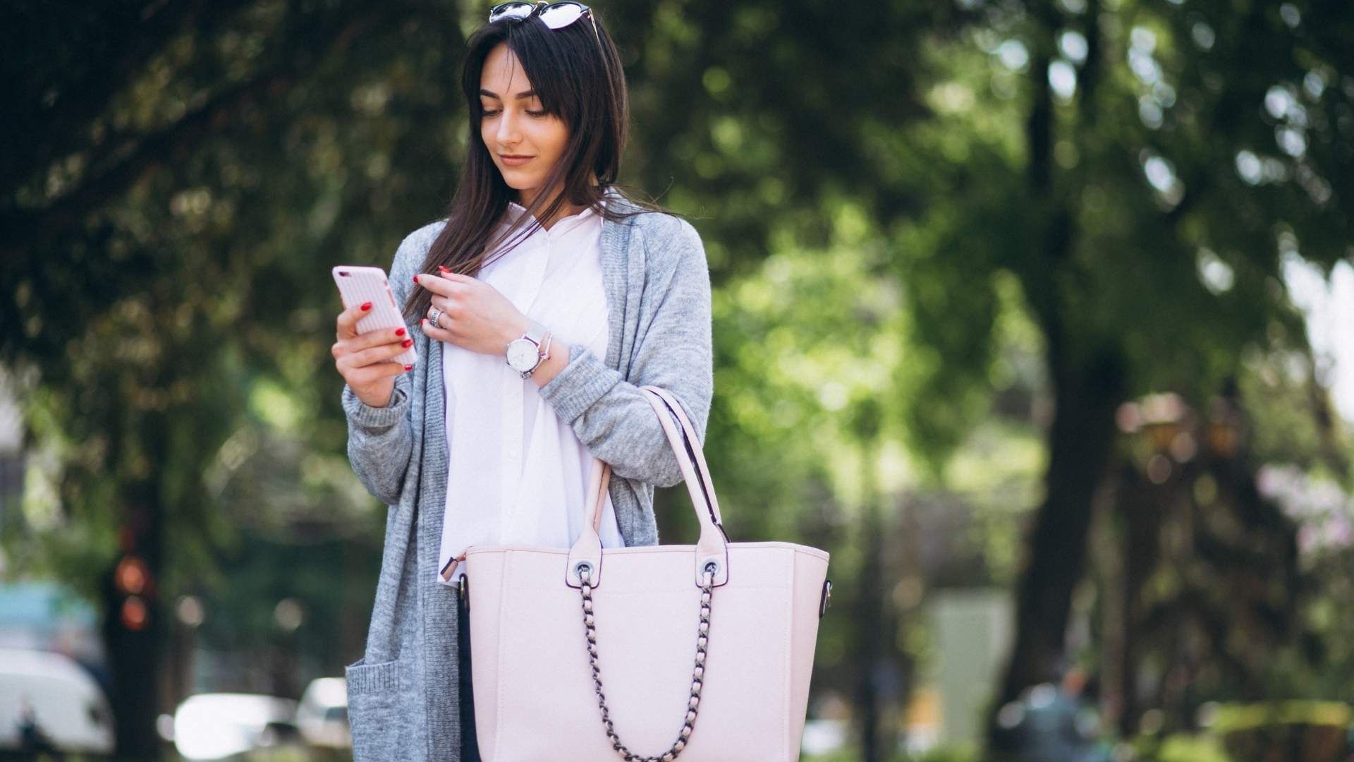 El maxibolso tipo tote ofrece capacidad ampliada para jornadas largas.