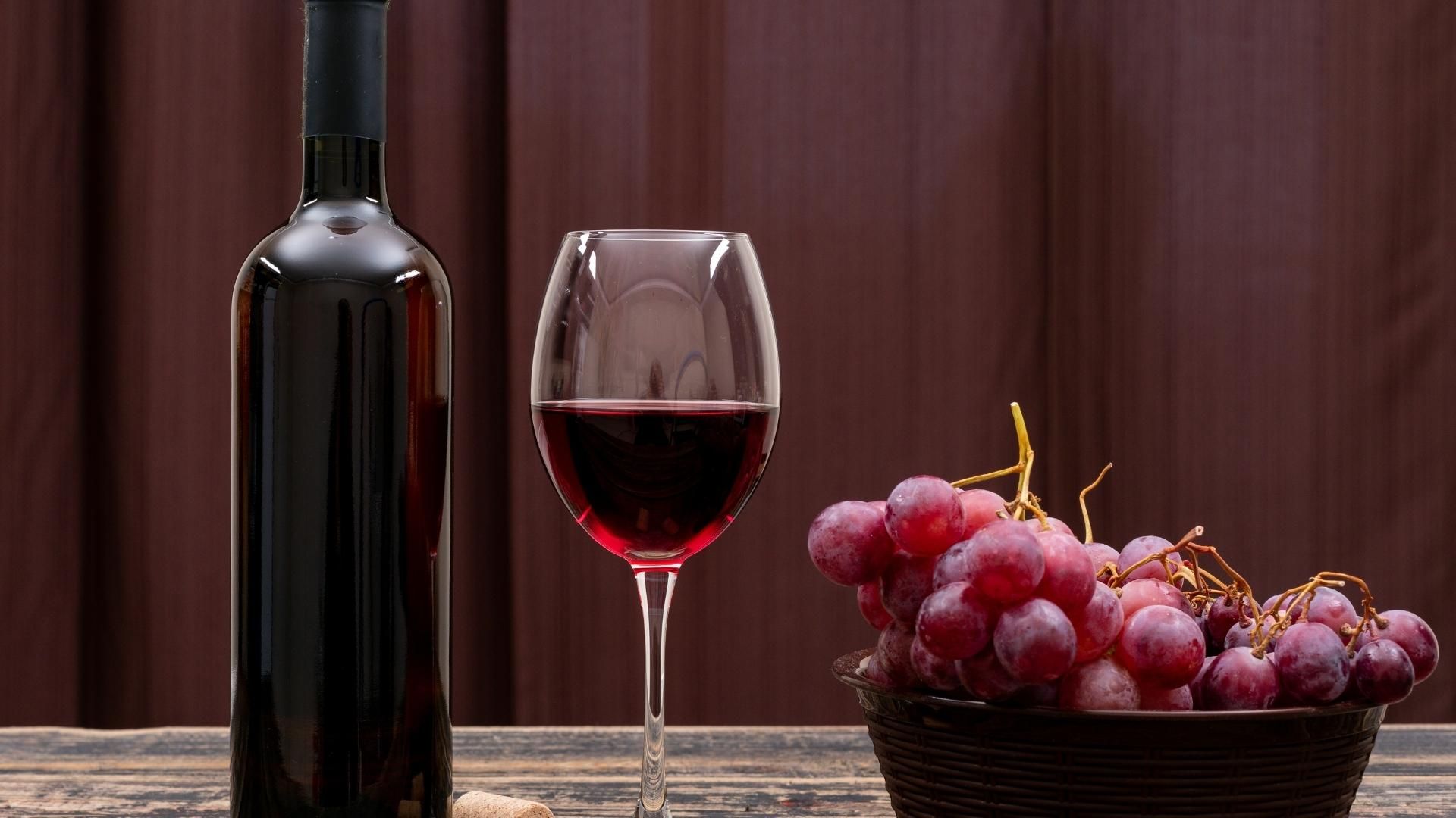 El vino tinto elaborado con uvas Aragonés y Castelão acompaña mejor platos fuertes de Navidad como cerdo y adobos.