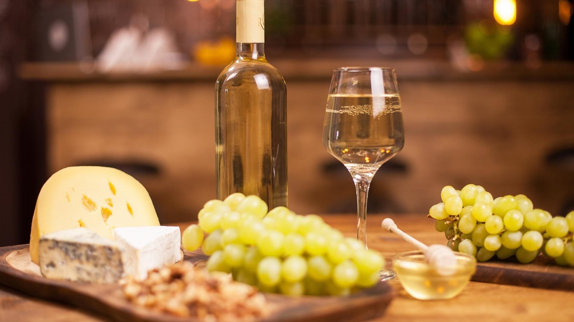 El vino blanco de uvas Arinto o Fernão Pires armoniza con platos frescos y dulces típicos de Navidad como ensaladas y buñuelos.
