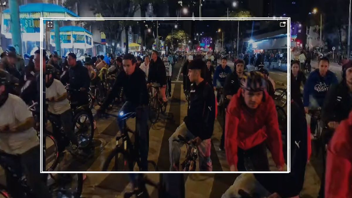 Avanza la jornada de ciclovía nocturna en Bogotá.