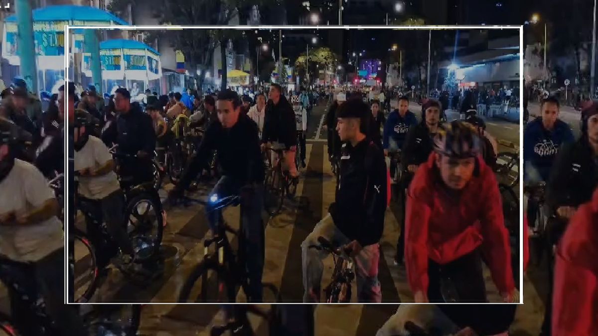 Ciclovía nocturna en Bogotá.