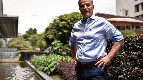 El precandidato presentó sus firmas, pero llegaría a una coalición centralista.