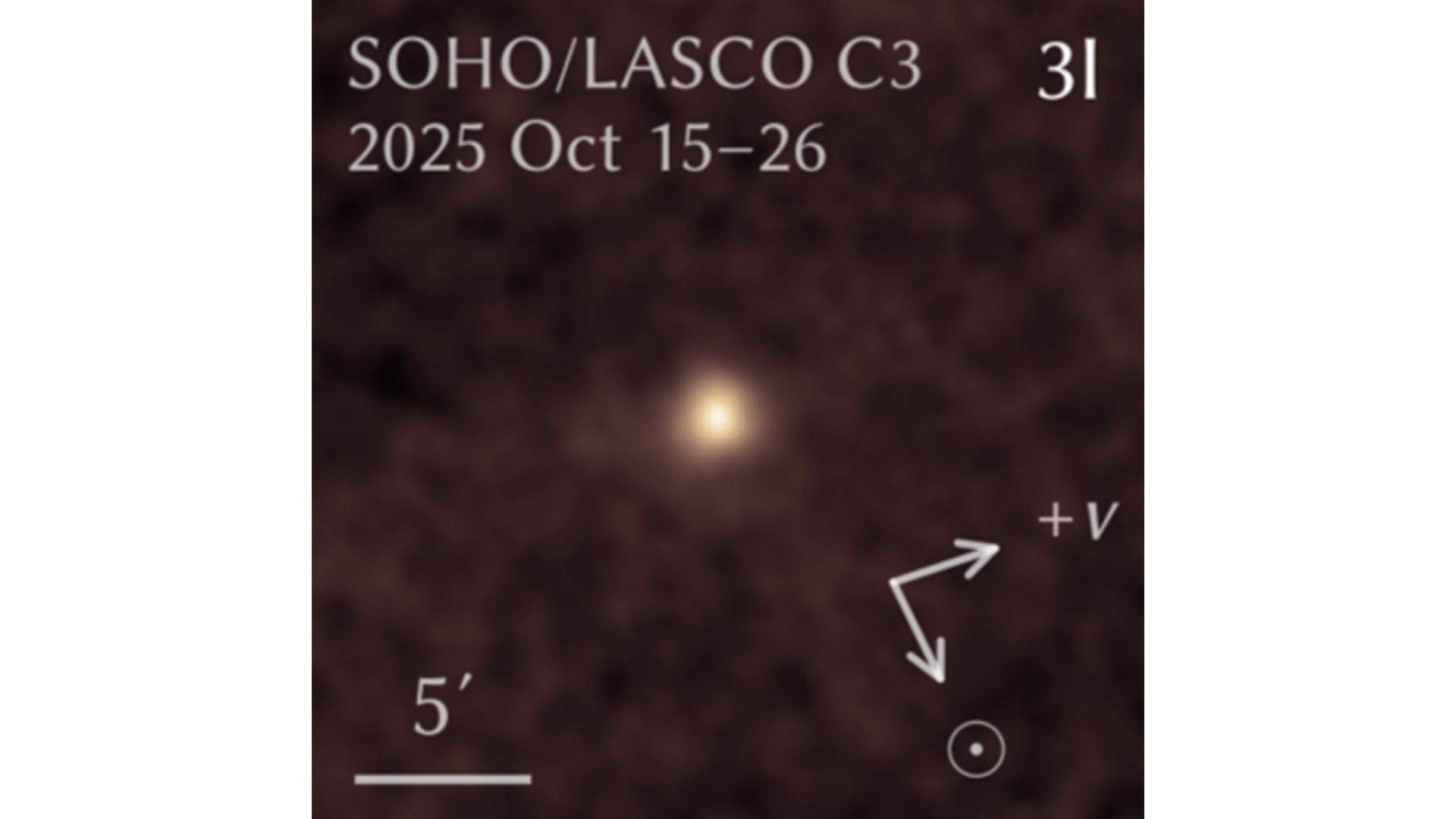 El cometa 3I/ATLAS sobre el desierto negro de Egipto, captado por el fotógrafo Osama Fathi, antes del amanecer.