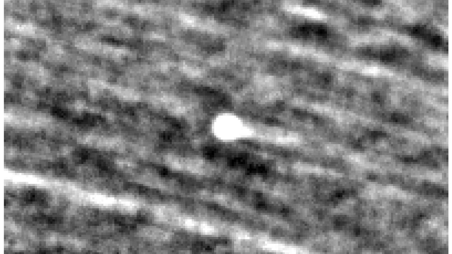 Imagen del cometa 3I/ATLAS mostrando su coma verdosa causada por la emisión de gas CN mientras atraviesa el cielo nocturno.