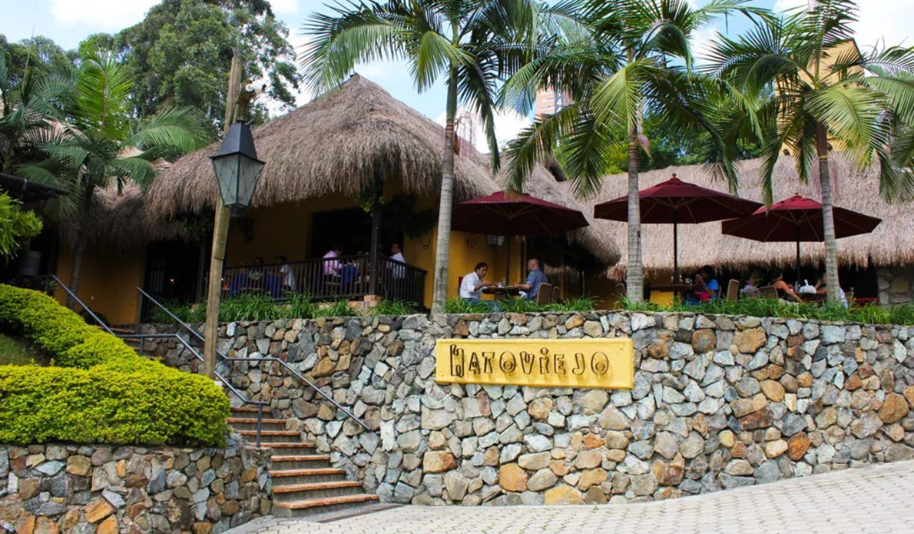 Es conocido por su variedad de comida típica —como bandeja paisa, ajiaco, sancocho, mondongo y sudado—.