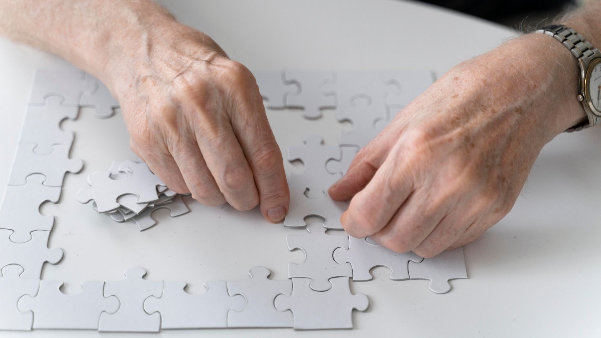 La eliminación de CentA1 redujo placas amiloides y neuroinflamación en el hipocampo, apuntando a un posible blanco terapéutico contra el Alzheimer.