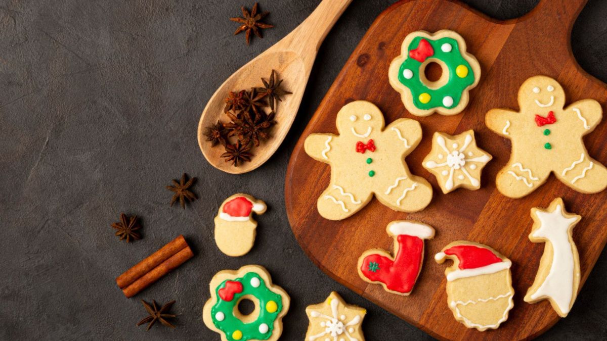 Bandeja recién horneada con galletas navideñas fáciles y doradas.