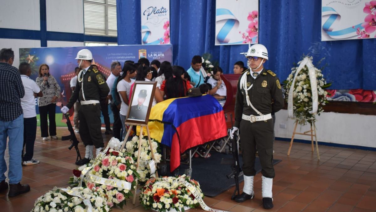 Último adiós a la patrullera Karen Estefany Pajoy en La Plata, Huila