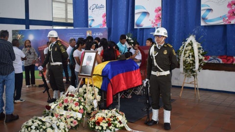 Último adiós a la patrullera Karen Estefany Pajoy en La Plata, Huila