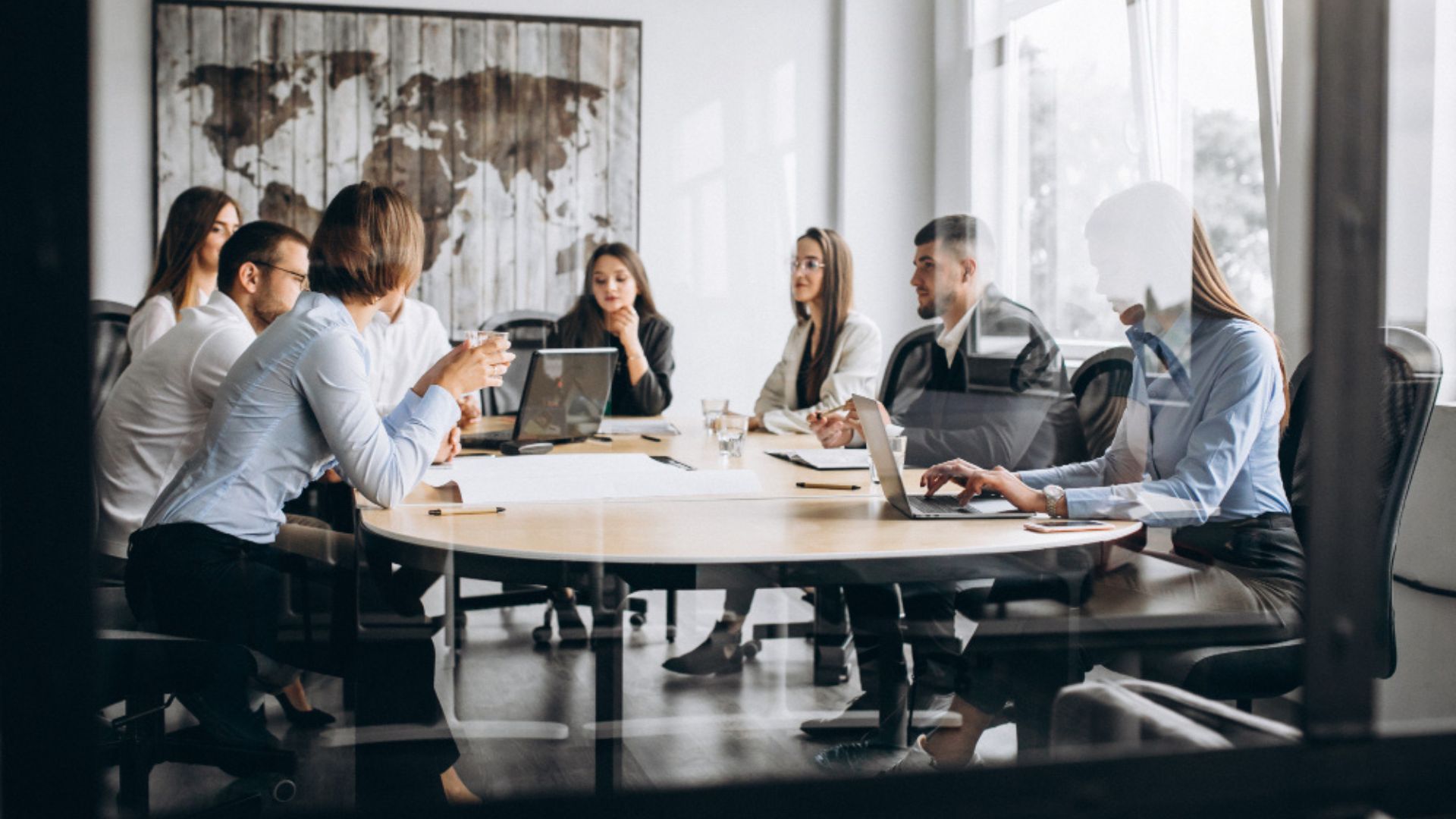 De acuerdo con Bibiana Quiroga, subdirectora de Empleo y Formación, el propósito es facilitar oportunidades formales para quienes buscan iniciar su trayectoria laboral y fortalecer su experiencia.