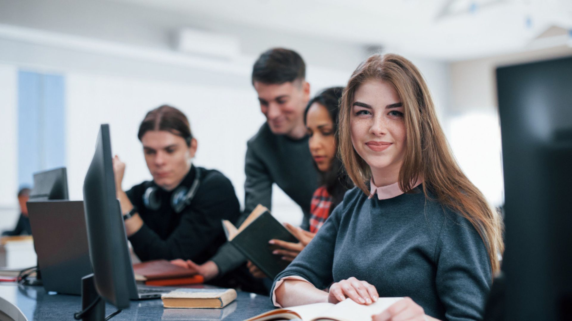 Los aspirantes deben cumplir requisitos académicos, de idioma y presentar documentación traducida y legalizada.