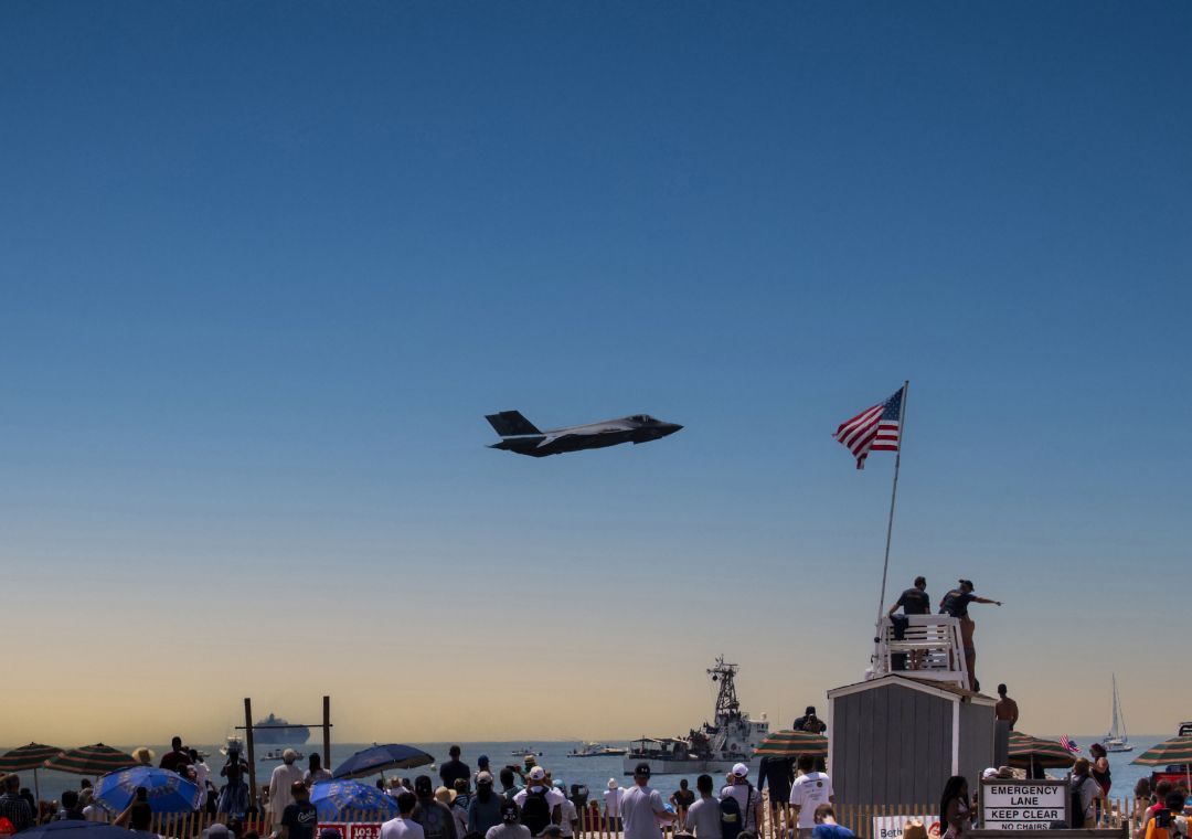 El avión tiene la capacidad de cambiar armamento en pleno vuelo.