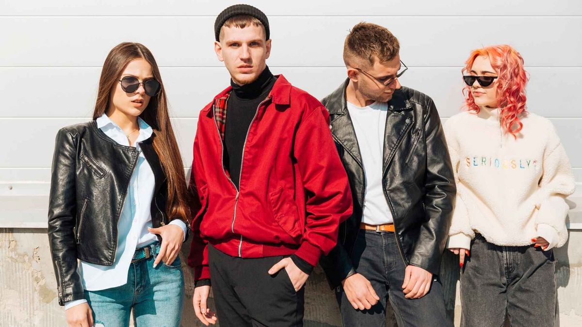 Las tendencias incluyen desde prendas inspiradas en la ropa de trabajo hasta estilos con referencias medievales y materiales naturales.