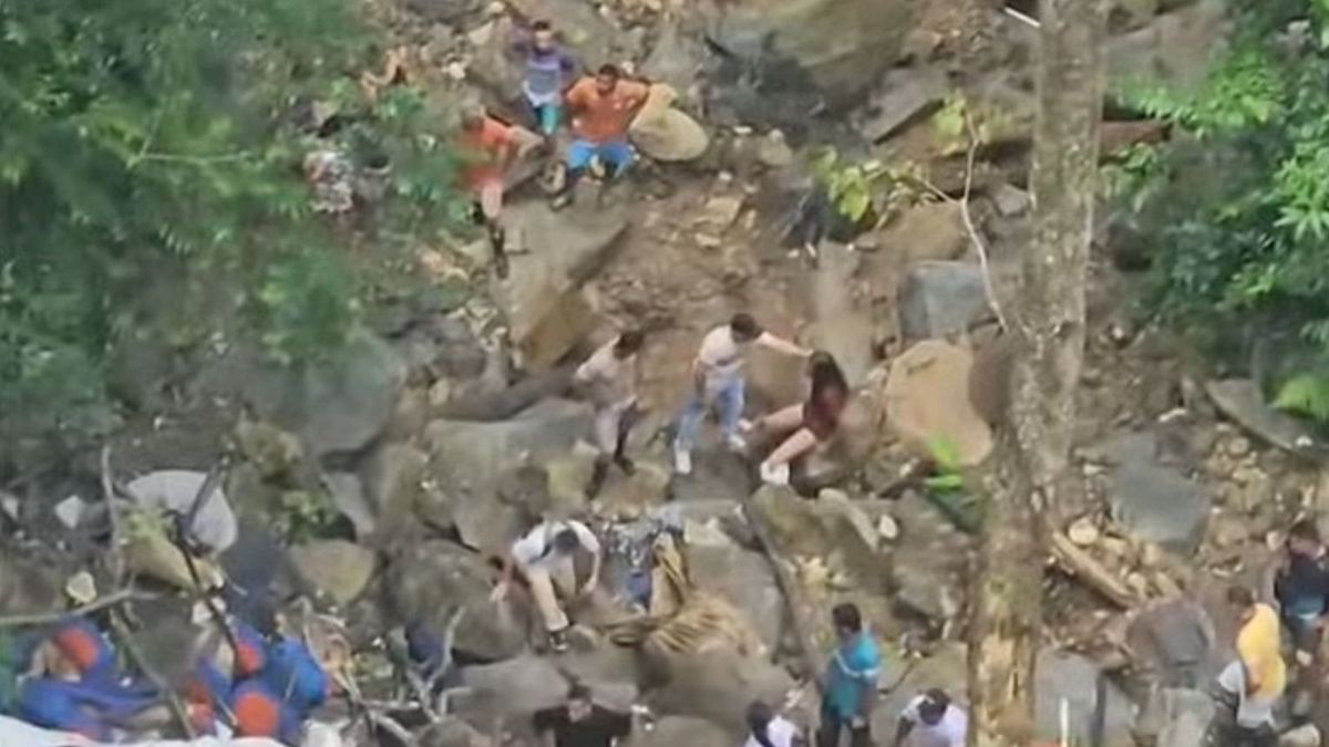 Organismos de socorro continúan en el lugar realizando labores de búsqueda y rescate.