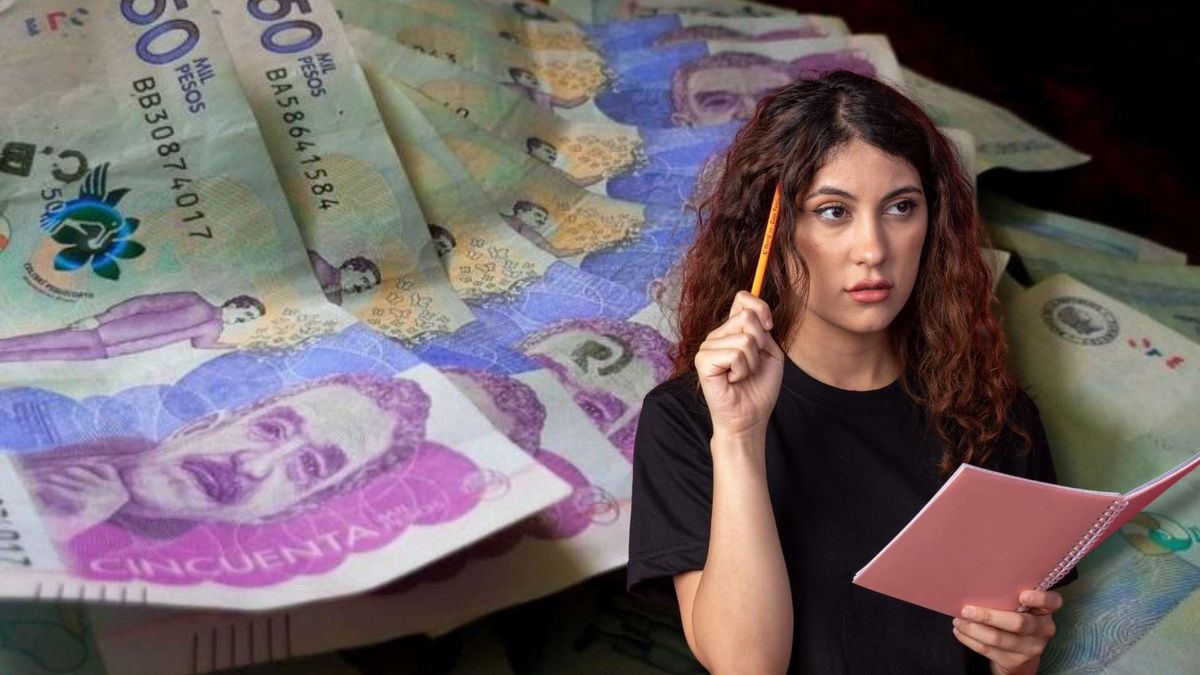 Trabajador revisa documentación laboral para exigir el pago de la prima de servicios según la ley.