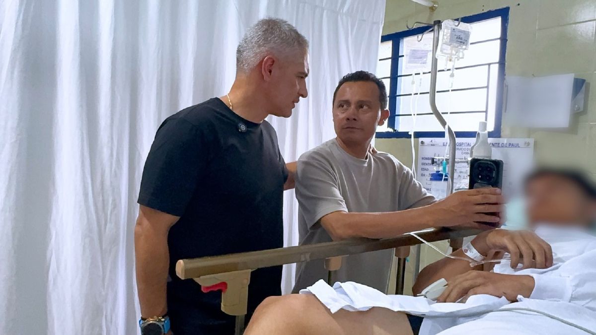 El funcionario visitó a sobrevivientes del accidente.