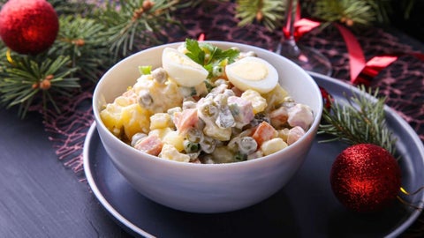 Las ensaladas frías hacen parte del menú tradicional en la cena navideña de diciembre.